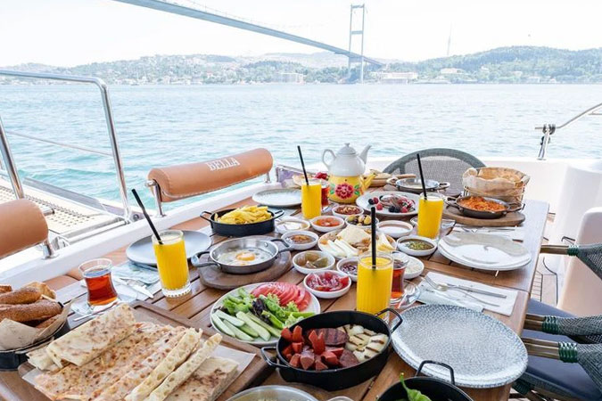 Tour de Desayuno en Barco