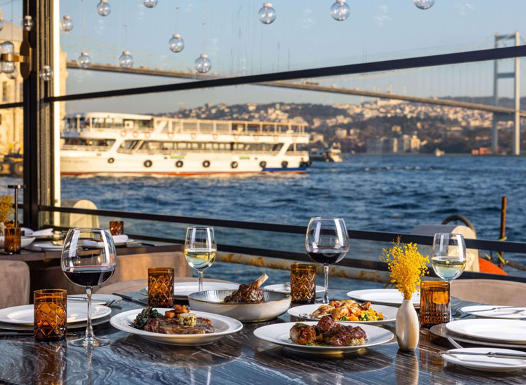 Comer en un Restaurante con Vistas al Bósforo