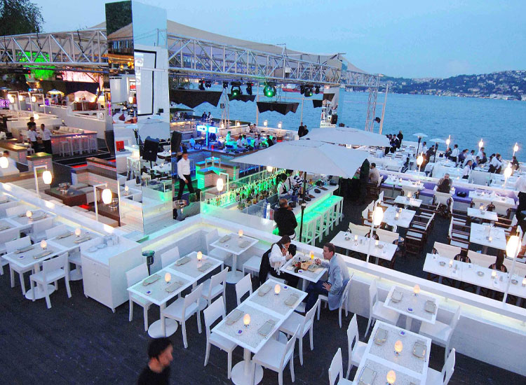 Fiesta en uno de los clubs de moda de la ciudad de Estambul