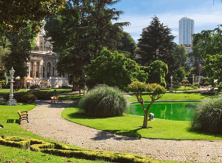 Pasear por un parque en Estambul